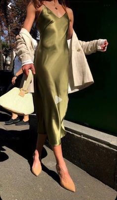 Spring Jackets For Women, Silk Dresses Outfit, Slip Dress Outfit, Green Slip Dress, Green Satin Dress, Green Silk Dresses, Spring Outfit Ideas, Diy Vetement, Silk Outfit