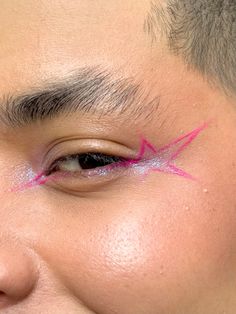 maquiagem colorida delineado grafico estrela rosa unissex Simple Graphic Eyeliner, Pink Flash Eyeliner, Eyeliner Grafico, Pink And White Graphic Liner, Pink And Black Graphic Eyeliner, Pink Grafic Eyeliner, Graphic Eyeliner Rainbow, Young Miko, Glitter Liner