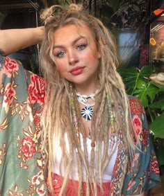 Hippie Makeup Boho, Hippie Hairstyles, Hippie Makeup, Hippie Dreads, Partial Dreads, Dreadlocks Girl, Dreads Girl