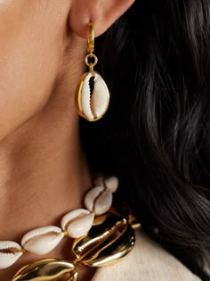 TOHUM draws inspiration from nature and far-flung corners of the world. These 'Concha' earrings feature polished cowrie shells strung on gold vermeil hardware. They're nickel and lead-free, so they're gentle on sensitive skin. Sea Witchery, Cowrie Earrings, Jewelry Goals, Garbage Dump, Pinterest Predicts, Pinterest Trends, Summer 25, Inspiration From Nature, Mermaid Aesthetic