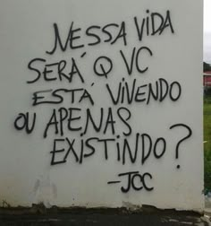 graffiti written on the side of a wall in spanish and english, which reads'messa via sera o vc esta viendo que arenaas existingo?