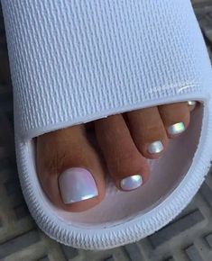 White Chrome Toe Nails, Pastel Pedicure, Fun Pedicure, Nail Pedicure, Pedicure Designs Toenails, Trends Nails, Pedicure Nail Designs, Pedicure Colors