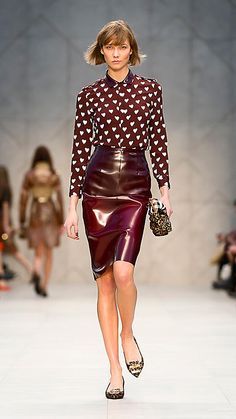 Skirt Runway, Burberry Skirt, London Fashion Weeks, Printed Silk Shirt, British Outfits, Burberry Prorsum, Leather Pencil Skirt, Winter Looks, Trench Coats