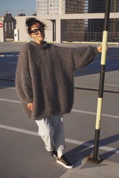 Oversized Pullover Outfit, Crochet Oversized Sweater, Big Sweater Outfit, Mohair Sweater Pattern, Grey Sweater Outfit, Stylish Knitwear, Oversize Outfit, Oversized Sweater Outfit, Pullovers Outfit