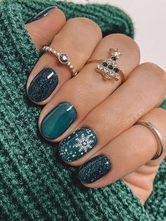 21 Green Winter Nails 2024-2025: Designs for Almond, Coffin, Oval and Square Nail Shapes with Glitter, Sparkles, etc. Trendy Nail Art Winter, Snow Nails, Winter Nails Acrylic, Christmas Gel Nails, Her Nails, Festival Nails, Xmas Nails