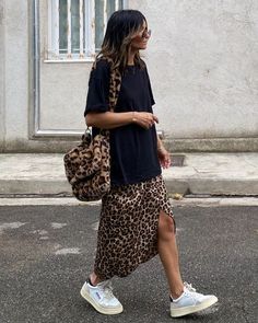 Leopard Print Skirt Outfit, Leopard Skirt Outfit, Printed Skirt Outfit, Oversize Tshirt Outfits, Leopard Outfits, Leopard Print Skirt, Animal Print Skirt, Instagram Look, Tshirt Outfits