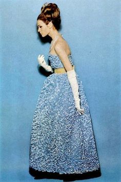 early 1960's 1960s Evening Dress, 1964 Fashion, Jerry Schatzberg, Ice Queen Dress, Vintage Fashion 1960s, Fashion Decades, Irving Penn, Lace Evening Dress