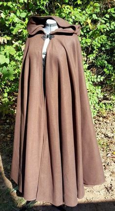 Medieval Style Brown Winter Outerwear, Long Cloak, Gaun Abad Pertengahan, Cape With Hood, Fair Outfits, Old Fashion Dresses, Hooded Cloak, Medieval Clothing, Old Fashion