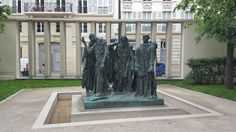 a statue in the middle of a courtyard