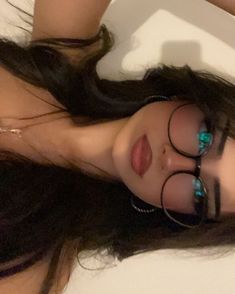 Pretty Selfies Glasses, Selfie Ideas Glasses, Makeup Ideas With Glasses, Latina Glasses, Latina With Glasses, Selfie Ideas Poses Faces, Glasses Selfie, Selfie Glasses, Katie Sturino