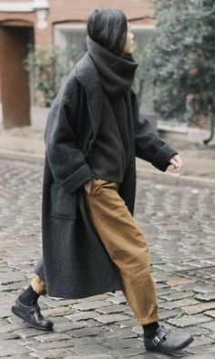 Super Cold Winter Outfits, How To Dress In Your 70's, Birkenstock Outfit, Skandinavian Fashion, Comfy Chic, Mode Casual, Style Inspiration Fall, Brown Pants, Mode Inspo