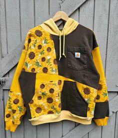 Patchwork Hoodie Diy Patterns, Diy Patchwork Hoodie, Hoodie Diy Upcycle, Hoodie Painting, Patchwork Hoodies, Diy Hoodie, Sewing Instagram, Patchwork Hoodie