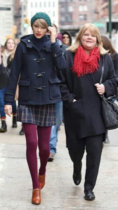 Taylor Swift And Mom(Andrea Swift) Taylor Swift Winter, Taylor Swift Casual, Taylor Swift Inspired, Taylor Swift Web, Clueless Outfits, Aesthetic Outfit Ideas