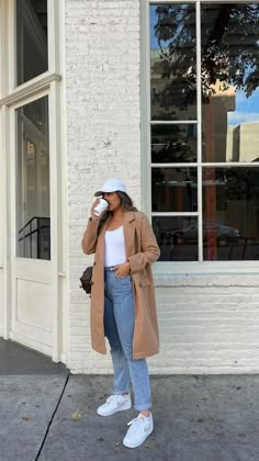 City Outfit Ideas Spring, Nyc Outfits November, New York City Autumn Outfits, Fall Tourist Outfit, Jean Jacket Outfits Europe, Vancouver Fall Outfits, November New York Outfits, March Europe Outfits, Outfits For New York Spring