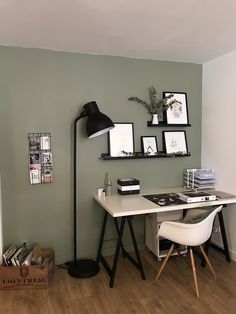 Coin bureau avec planche et traiteaux noirs, mur kaki et rails Ikea pour poser des tableaux ou autres objets. Siége facon Fauteuil Eames blanc Sage And Black Office, Green Home Office Ideas, Green Home Offices, Guest Bedroom Home Office, Office Desk Home, Study Room Design, Home Office Table