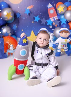 1 anininho astronauta Cake Wall Decor, Two The Moon Birthday Party, Moon Birthday Party, Two The Moon, Moon Birthday, Baby Birthday Photoshoot, Astronaut Party, Astronaut Birthday, Space Theme Party