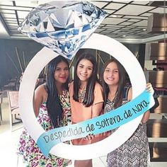 three girls posing in front of a diamond ring with the words despedida de soporta al noya