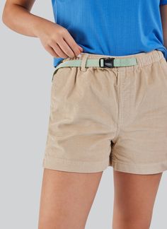 Le short en velours côtelé COLIMA est parfait pour le voyage et les fins de semaine en pleine nature. Confortable et extensible, sa coupe décontractée en fait un choix polyvalent et fonctionnel pour toutes les escapades. Taille élastique, 2 poches avant, 2 poches appliquées au dos, ceinture de taille ajustable détachable.Tissu de qualité, extensible doux et facile d'entretien.Notre mannequin porte la taille Petit Entrejambe : 4"Taille régulièreCoupe décontractée---- Solar Protection, Ideal Partner, Corduroy Shorts, Eco Friendly Fabric, Swimwear Accessories, Waist Belt, Skirt Pants, Tunic Dress, The Hamptons