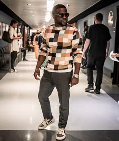 Kevin Hart Fashion, Office Outfit Men, Preppy Boys, Guy Fits, Black Men Fashion Casual, Mens Casual Outfits Summer, Men Fashion Casual Shirts, Dad Fashion, Jordan Outfits