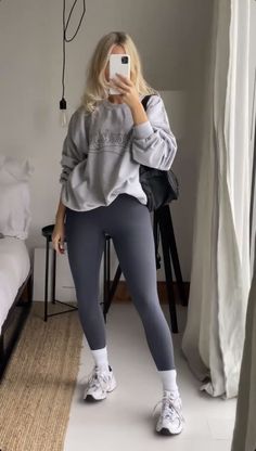 Sportwear Outfit, Grey Leggings Outfit, Female Gym, New Balance Outfit, Looks Country, Skandinavian Fashion