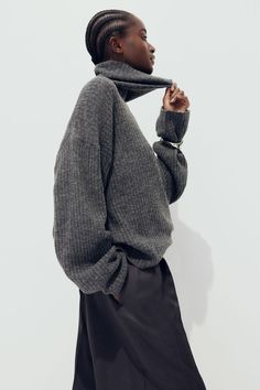 Oversized turtleneck sweater in rib-knit fabric with wool content. Heavily dropped shoulders and long sleeves. Oversized Black Pants, Oversized Polo, Mock Turtleneck Sweater, Style Mood Board, Oversized Turtleneck Sweater, Oversized Turtleneck, Fall Fits, Cardigan Vest, Polo Neck