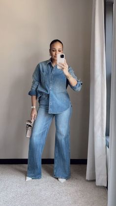 Cropped Denim Top Outfit, Cream And Denim Outfits, Crop Tshirt And Jeans, Cuff Jeans Outfit, Coaching Outfits, Wide Leg Jeans Outfit Ideas, Jeans Jacket Outfit, Denim Top Outfit, Concert Outfit Inspiration