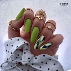 Summer 2023 Nail Trends: The Hottest Colors and Designs You Can't Miss French Nails Matte, Natural Nails French, Summer 2023 Nail Trends, Nails Holographic, Nail Hacks, 2023 Nail, Yellow Nails Design, Trendy Nail Art Designs, Best Nail Polish