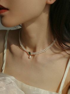 Modern Pearl Jewelry, Layered Pearl Necklace, Choker Necklace Designs, Outfits Woman, Gold Jewelry Simple Necklace, Pearl Necklace Designs, Bracelets Design, Beads Jewellery