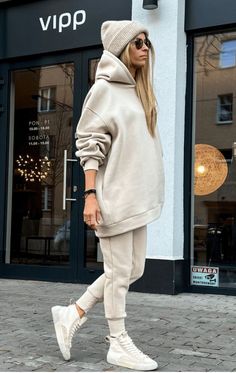 Street Style Hoodie Outfit, Fall Athleisure Outfits 2024, Athleisure Winter Outfits, Sporty Outfits Women, Hoodie Outfit Street Style, Saudi Winter, Sweatpants Outfit Fall, Athleisure Outfits Fall, Sport Outfit Women