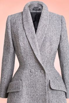 Manteau Couture repro vintage années 50 Carolina laine gris chiné de Ginger Jackie est vendu sur la boutique miss-retro-chic dans la catégorie Couture Color Combinations For Clothes, Corporate Wear, Office Wear Women, Womenswear Fashion, Wedding Dresses For Girls, Vintage Couture, Fashion Sewing Pattern, Blazer Fashion