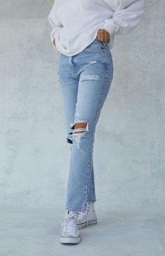 Let your inner rebel run free in the cute and comfy eco-friendly Light Blue Distressed Mom Jeans by PacSun. These edgy mom jeans come in a light blue wash and feature a high-rise fit with destruction details. Cute Ripped Jeans, Jeans Pacsun, Blue Mom Jeans, Mom Jeans Outfit, Distressed Mom Jeans, All Jeans, Light Blue Jeans, Cute Jeans, Hoodie Outfit