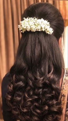 Wedding hair 
Indian hairstyle 
Bridal hair 
Mane addicts Reception Hairstyles, Hair Style On Saree, Engagement Hairstyles, Heather Locklear, Bridal Hairdo, Traditional Hairstyle, Bridal Hair Buns, Hairdo Wedding, Indian Wedding Hairstyles