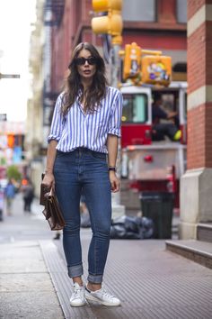 NEW YORK, NEW YORK Jeans Summer Outfit Casual, Stripe Shirt Outfits Women Casual, Blue White Striped Shirt Outfit, Casual Shirts Women, Fashion Gone Rouge, Striped Shirt Women