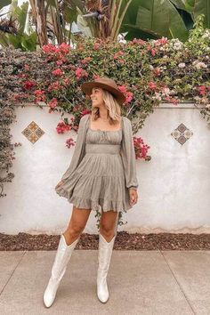 40+ Cute Stylish Nashville Outfits to Elevate Your Travel Style for Spring, Summer, Fall and Winter! Nashville Outfits Fall, Nashville Fall, Nashville Style Outfits, Flowy Bohemian Dresses, Trip Style, Sleek Jumpsuit, Style For Spring, Classic Leather Jacket, Nashville Style