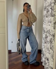 Blue Jeans Fall Outfit, Jeans Fall Outfit, Boots Prada, Baggy Jeans Outfit, Jeans Outfit Winter, Streetwear Girl, Classy Outfits For Women, Back To School Outfit, Oversized Jeans