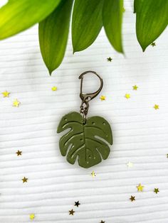 Monstera Leaf Clay Keychain | MadeItMikayla Air Dry Keychain, Air Dry Clay Keychain Ideas, Clay Key Holder, Clay Cat Keychain, Clay Keychain Diy, Clay Monstera Leaf, Air Dry Clay Keychain, Keychain Painting, Leaf Clay