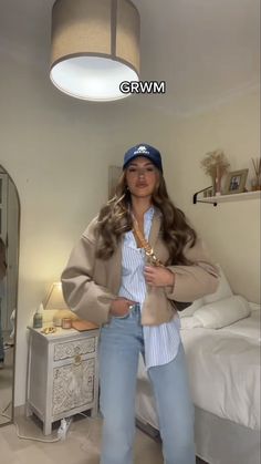 Outfits With Beige Jacket, Beige Oversized Jacket Outfit, Basic Jackets For Women, Beige Jeans Jacket Outfit, Beige Cropped Jacket Outfit, Bomer Outfits Women, Outfit Sobrecamisa Beige, Beige Jacket Outfit Women, Tan Jacket Outfit Women