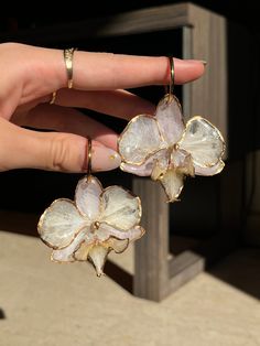 Flower Bridal Earrings, Now Earrings, How To Style Jewelry, Resin Flower Earrings, White And Gold, Cool Earrings Unique, Wedding Statement Earrings, Flower Earrings Wedding, White Phalaenopsis Orchid