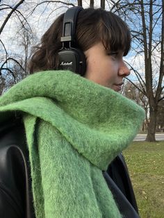 marshall, marshall headphones, green scarf, hot girl walk, spring outfit, self time, marshall aesthetics, green aesthetics, spring 2023, spring vibe Marshall Headphone Aesthetic, Marshall Earphones, Headphone Outfit