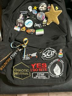 This is my actual bag i use so.. i actually quite love it despite how silly it seems Cute Backpack Decorations, Decorated Backpack Ideas, How To Decorate Your Backpack, Pin Bags Ideas, Decorated Backpack Aesthetic, Backpack Display Ideas, Backpacks With Pins, Diy Bag Pins, Alt Backpack