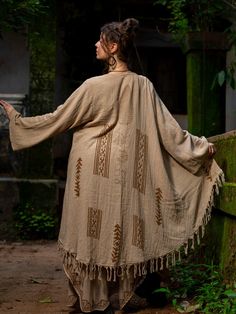 The Bhumi kimono is a stylish and versatile festival wear piece. Made from a luxurious cotton jute blend fabric, it features beautiful Rajasthani hand blockprints on the back. Its fringed hem adds a unique touch and comes in a freesize to fit all. Elevate your wardrobe with this must-have garment. Festival Kimono, Kimono Boho, Kaftan Style, Ethnic Design, Boho Kimono, Kimono Dress, Boho Stil, Festival Wear, Music Festival