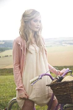 frescura Pink Wavy Hair, Hippy Chic, Model Pose, 인물 사진, Pretty Hairstyles, Keds, Wavy Hair, Photo Inspiration