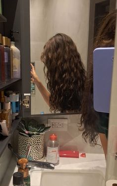 Hair Styles For 2b Hair, Wavy Curly Hair Aesthetic, 2b Hair Aesthetic, Natural Wavy Hair Aesthetic, Natural Wavy Brown Hair, Wavy 2b Hair, Natural Wavy Hair Styles, 2b Hair Styles, Wavy Hair Inspo Hairstyles