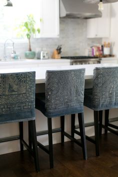 three chairs are sitting in front of a counter top with the words yahoo on it