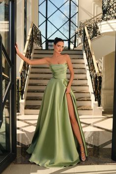 Prom Dresses 2024 Classy, Classy Green Dress, Formal Dress Satin, Md Dresses, Nigerian Dress, High Low Prom Dress, Sassy Dress, Gala Dress, Gala Outfit