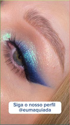 Tutorial de make azul com glitter por @maniacmakeup_  Maquiagem festa / Esfumado azul / Automaquiagem / Maquiagem passo a passo / Delineado azul / Pigmento azul / Sombra azul / Maquiagem brilho / Delineado diferente / Cílios postiços / Delineado colorido / Delineado esfumado Dallas Cowboys Makeup Ideas, Blue Dress Eyeshadow Looks, Blue Makeup Looks Tutorial, Royal Blue Eye Makeup Prom, Royal Blue Prom Makeup For Brown Eyes, Blue Eyeshadow Makeup Tutorial, Royal Blue Prom Makeup Look, Blue Formal Makeup, Soft Blue Makeup Looks