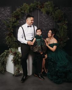 Family Christmas Photoshoot christmasphotos christmasphotography christmasphotoshoot familyphotography inspo christmascards christmasphotos Matching Thanksgiving Outfits Family, Fancy Christmas Family Photos, Christmas Photoshoot Outfits Family, Emerald Green Family Picture Outfits, Green Family Picture Outfits, Formal Christmas Pictures Family, Christmas Card Photo Couple, Family Christmas Photoshoot