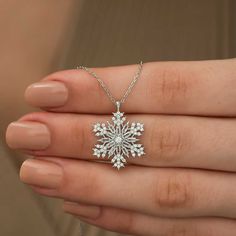 #jewelry #necklace #fashion #love #combine #london #newyork Snowflake Clothes, Necklace Snowflake, Unique Pendant Necklace, Women's Necklace