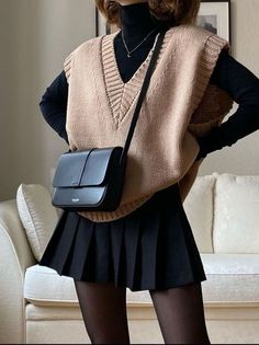 Fashion 60s, Sweater Vest Outfit, Winter Fashion Outfits Casual, Looks Party, Trendy Fall Outfits, Looks Black, Chic Sweaters, Layering Outfits, Cute Fall Outfits