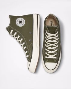 The Classic Chuck 70 gets a seasonal upgrade with premium vintage canvas materials and Utility Green color from the Converse Archives. Zapatillas All Star, Shoe Converse, High Top Shoe, Sneakers Converse, Green Converse